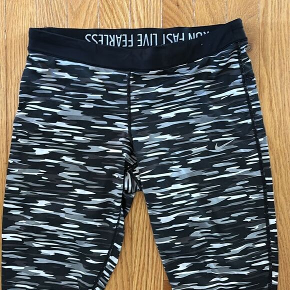Nike Pro Athletic Grey Camo Capri Leggings Size Large - Picture 3 of 9